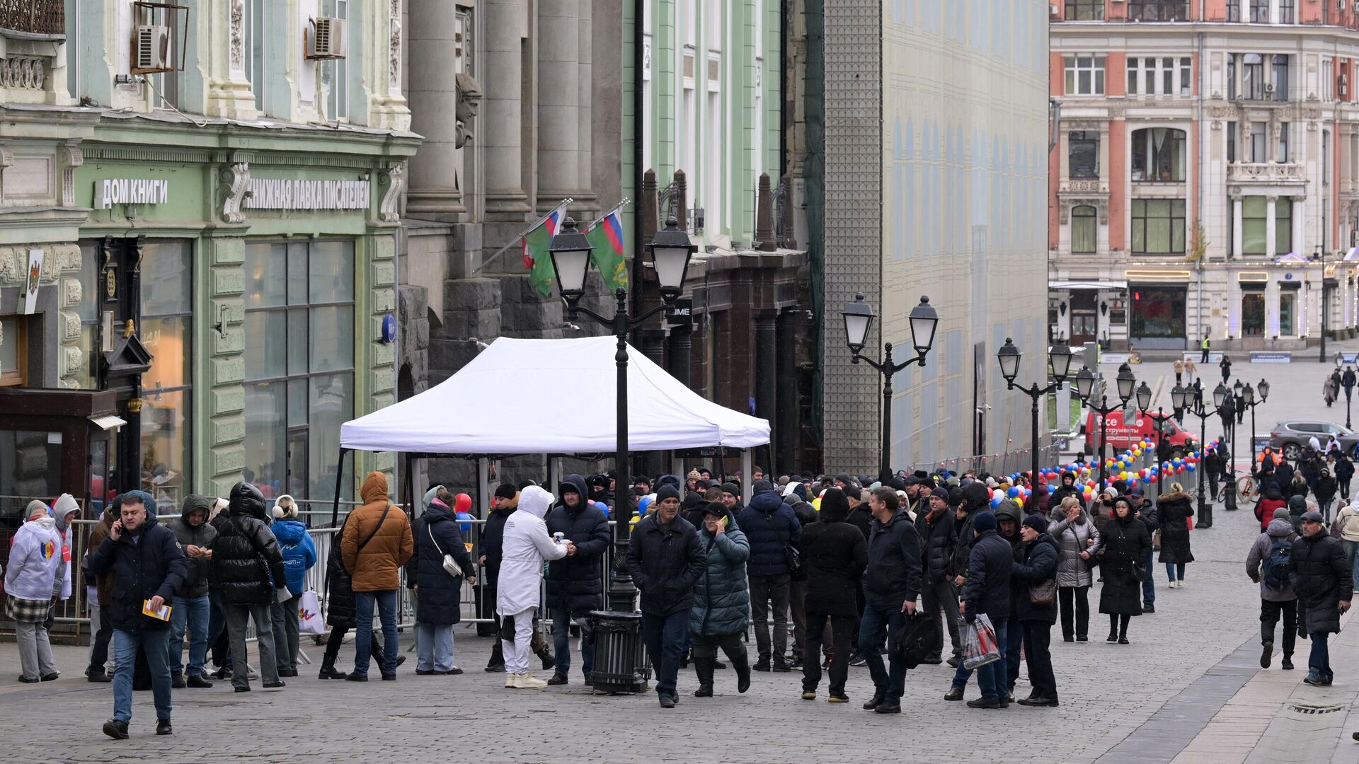 Люди стоят в очереди у посольства Молдавии в Москве для голосования на втором туре президентских выборов в Молдавии - РИА Новости, 1920, 03.11.2024