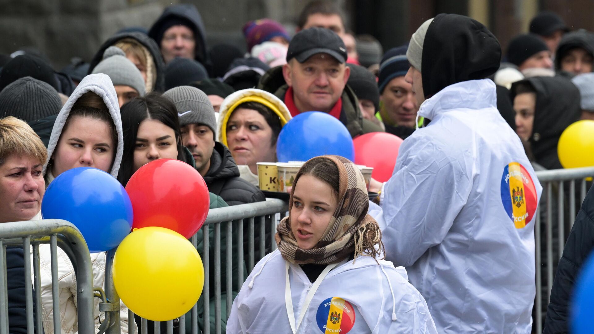 Люди стоят в очереди у посольства Молдавии в Москве для голосования на втором туре президентских выборов в Молдавии - РИА Новости, 1920, 03.11.2024