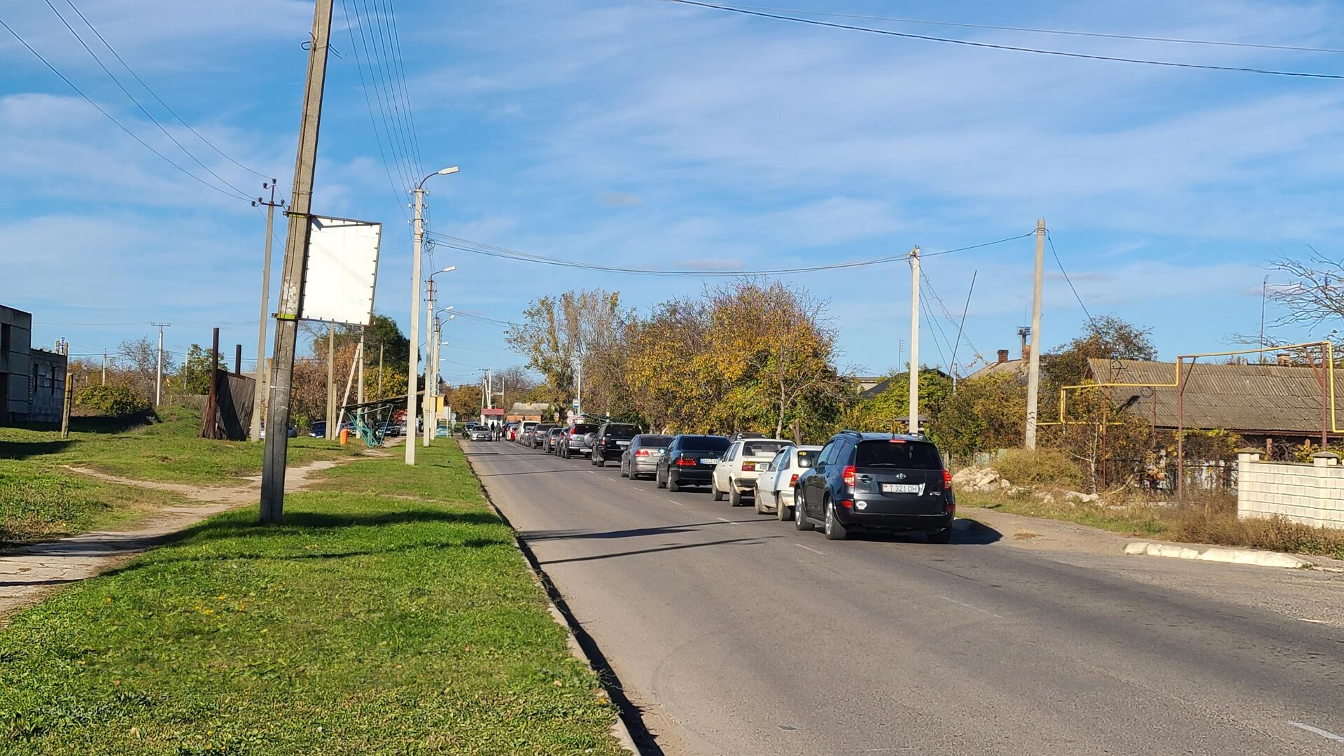 Очередь перед мостом между городом Рыбница непризнанной Приднестровской Молдавской Республики (ПМР) и молдавским городом Резина - РИА Новости, 1920, 03.11.2024