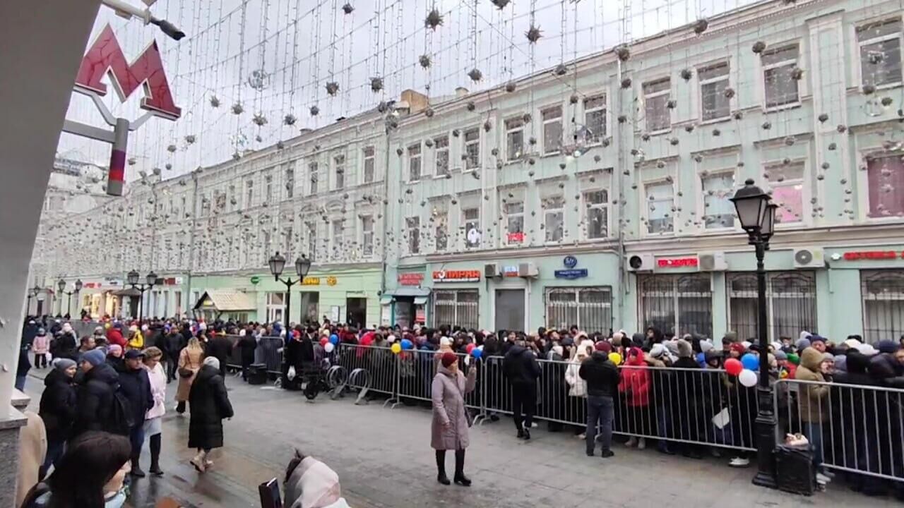 Огромная очередь из желающих проголосовать у посольства Молдавии в Москве - РИА Новости, 1920, 03.11.2024