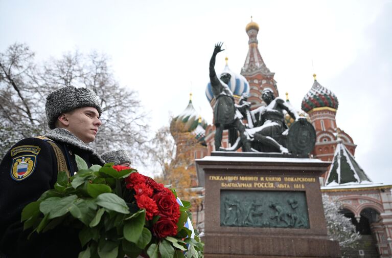 Церемония возложения цветов к памятнику Кузьме Минину и Дмитрию Пожарскому на Красной площади в День народного единства