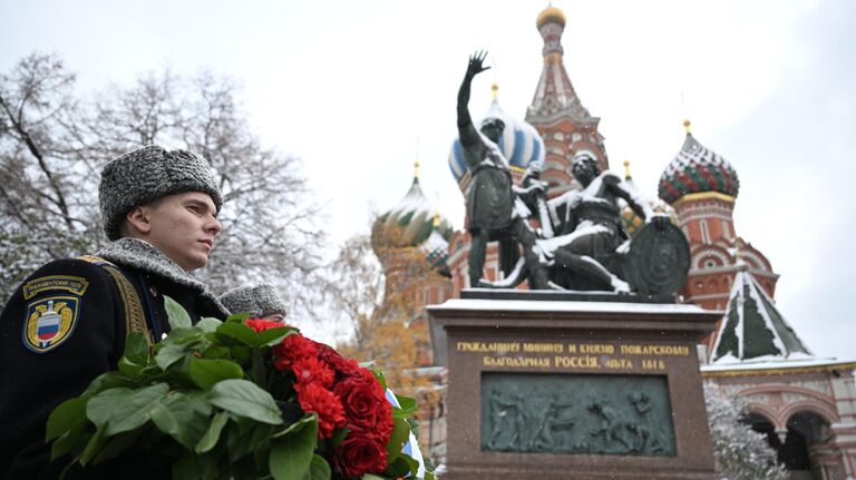 Церемония возложения цветов к памятнику Кузьме Минину и Дмитрию Пожарскому на Красной площади в День народного единства