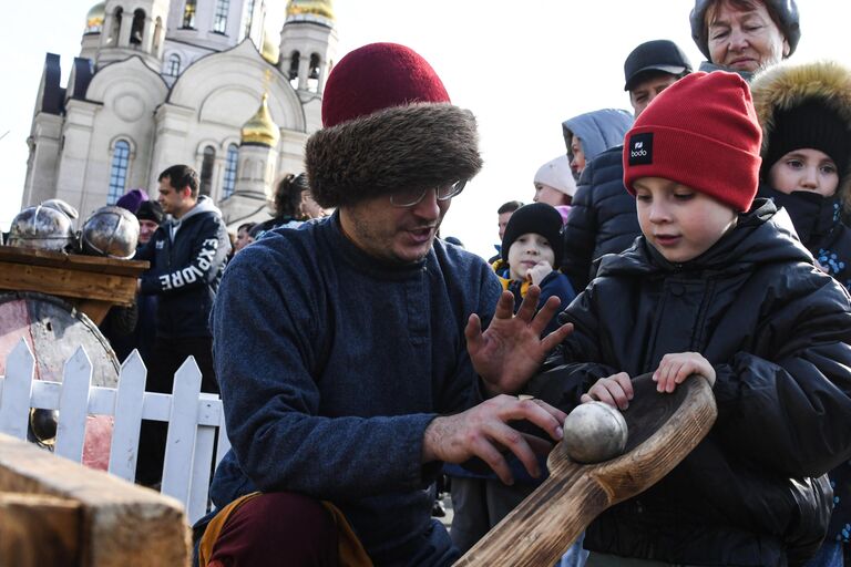 Участники праздничных мероприятий во Владивостоке по случаю празднования Дня народного единства в России