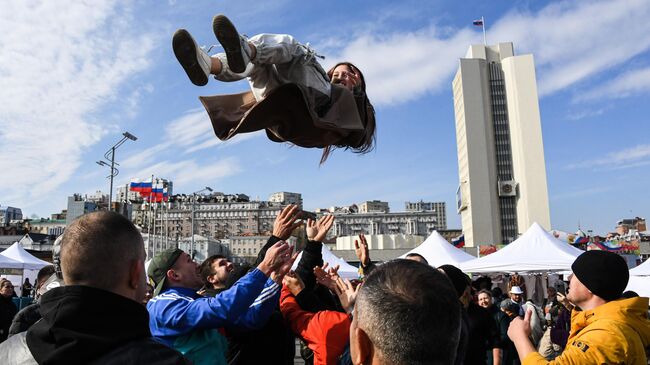Участники праздничных мероприятий во Владивостоке по случаю празднования Дня народного единства в России