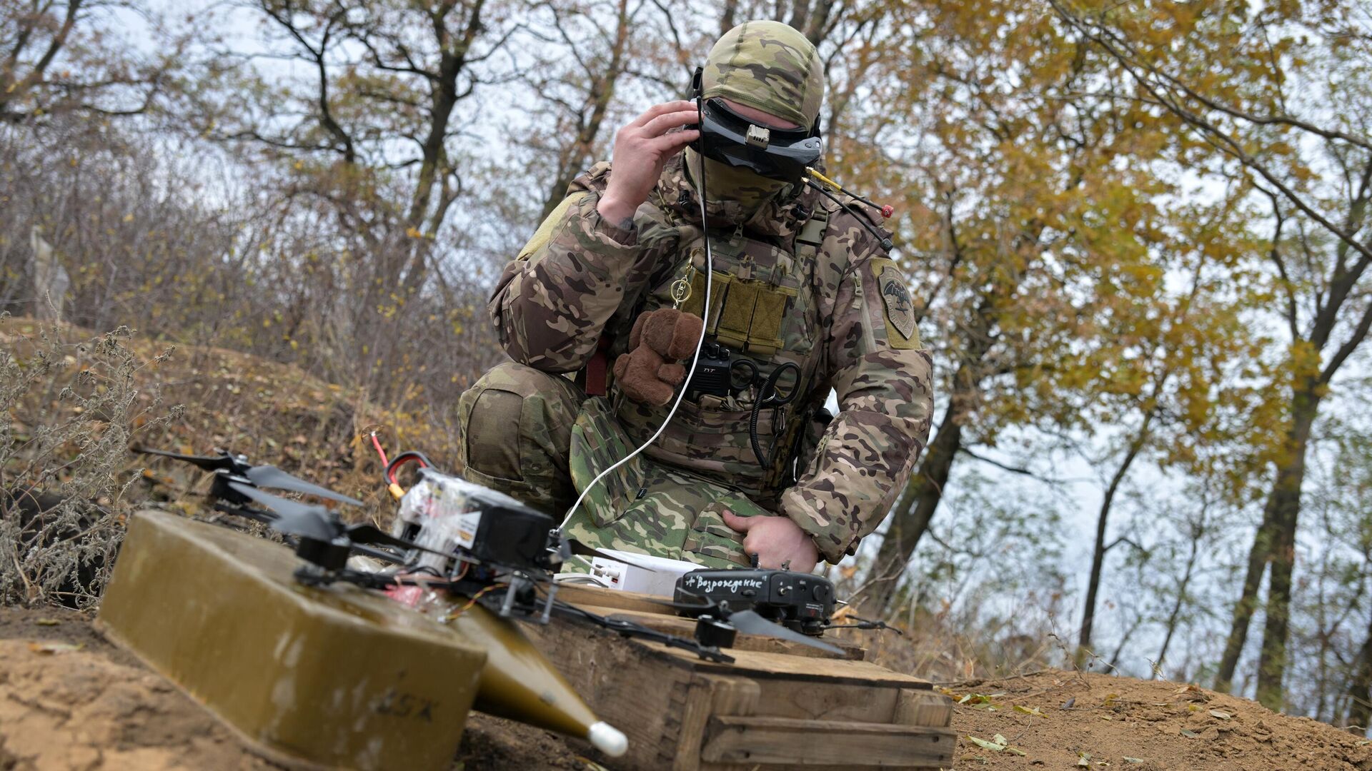 Оператор FPV-дрона готовится к вылету в зоне специальной военной операции - РИА Новости, 1920, 06.11.2024