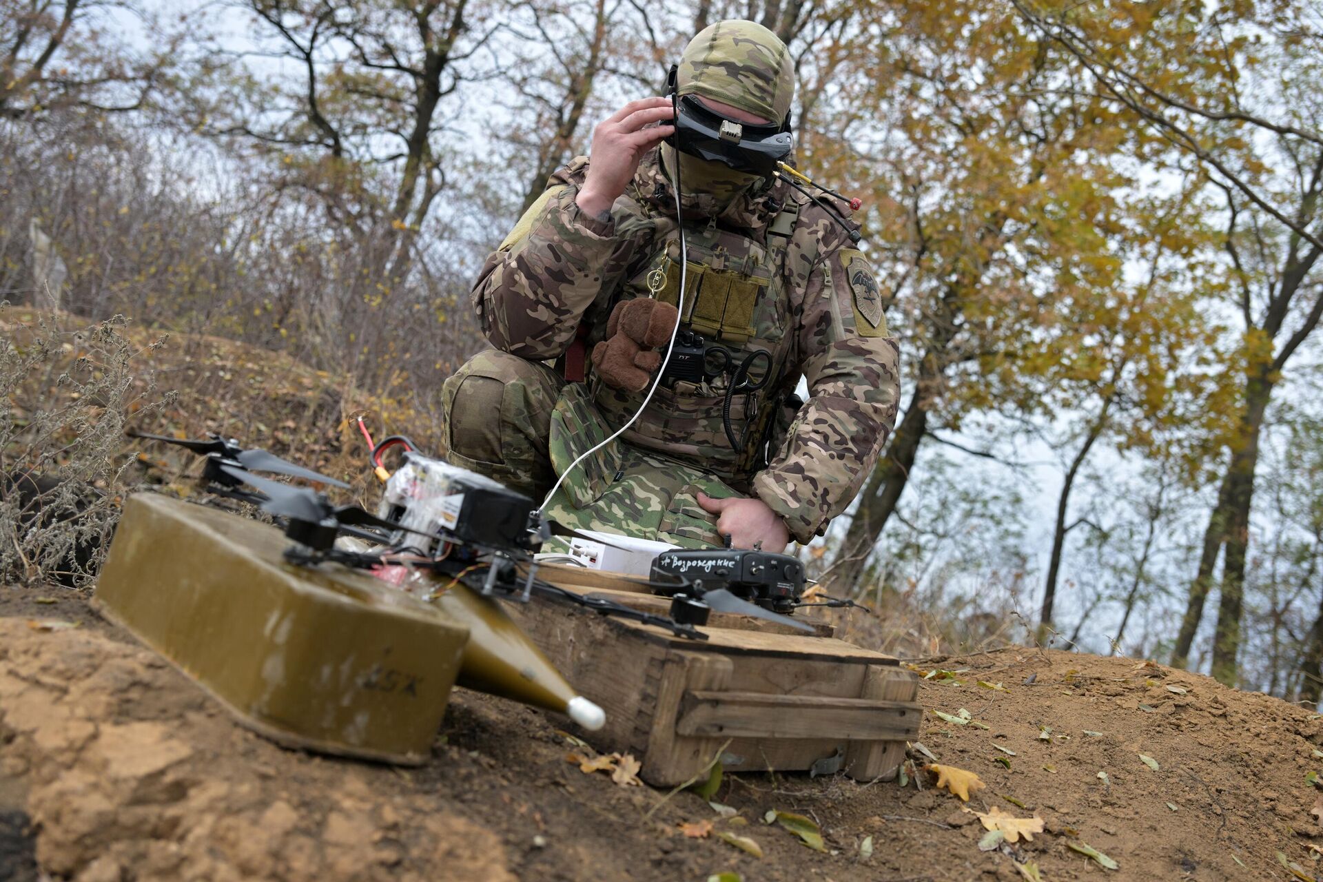 Оператор FPV-дрона готовится к вылету в зоне специальной военной операции - РИА Новости, 1920, 27.11.2024