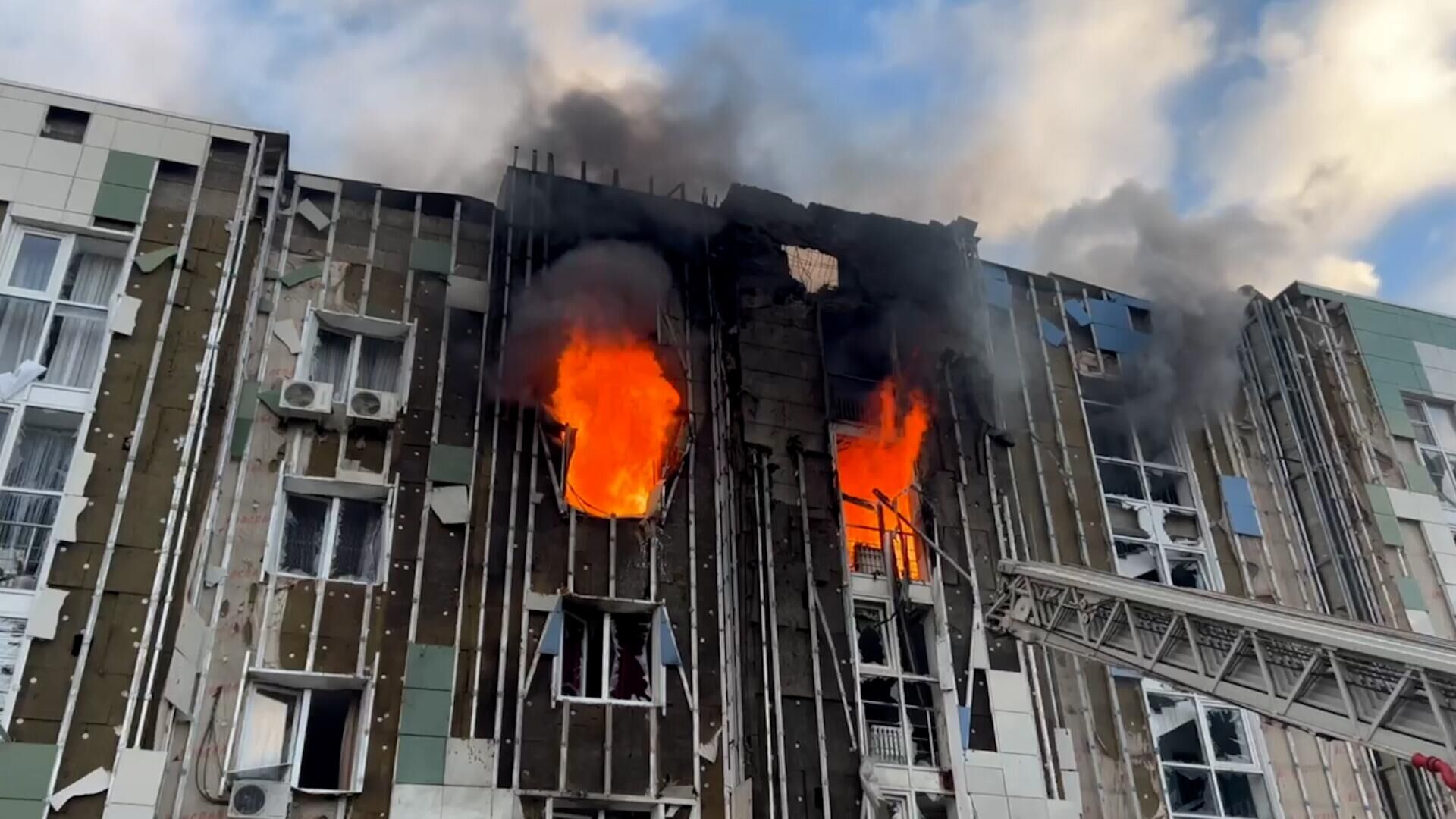 Пожар в многоквартирном доме в Белгороде после атаки беспилотника ВСУ - РИА Новости, 1920, 05.11.2024