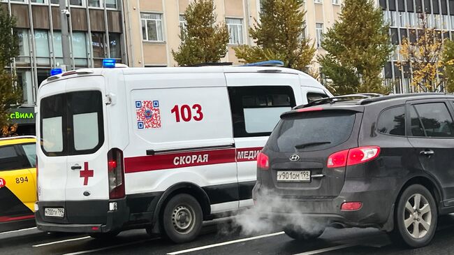 Автомобиль скорой помощи на улице Москвы