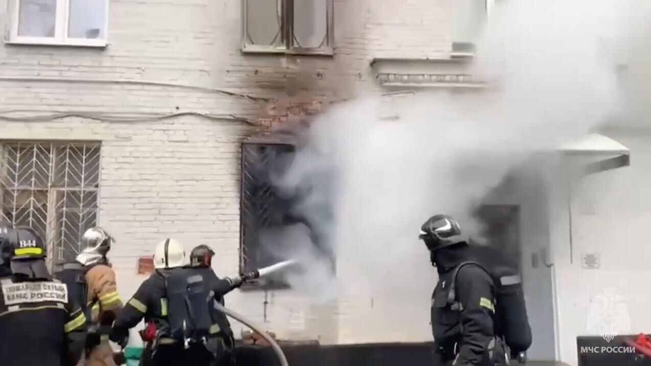 Ликвидация пожара в квартире пятиэтажного дома в центре Москвы - РИА Новости, 1920, 06.11.2024