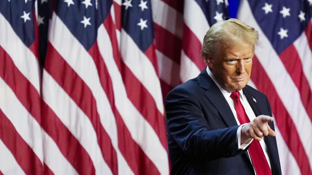 © AP Photo / Julia Demaree Nikhinson<br>Кандидат в президенты от республиканской партии, бывший президент США Дональд Трамп во время выступления в Уэст-Палм-Бич, штат Флорида