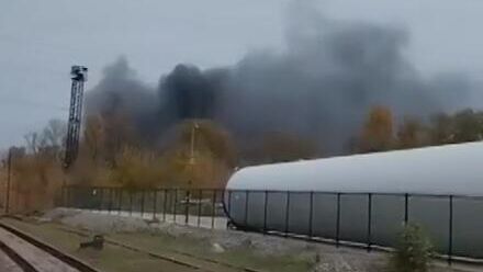 Пожар в цехе по производству детских площадок в Таганроге Ростовской области - РИА Новости, 1920, 06.11.2024