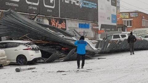 Место происшествия, где во время снегопада рухнула крыша таксопарка в Омске - РИА Новости, 1920, 06.11.2024