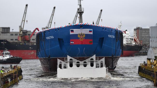 Корпус атомного ледокола Чукотка проекта 22220 во время спуска на воду на Балтийском заводе Объединенной судостроительной корпорации в Санкт-Петербурге