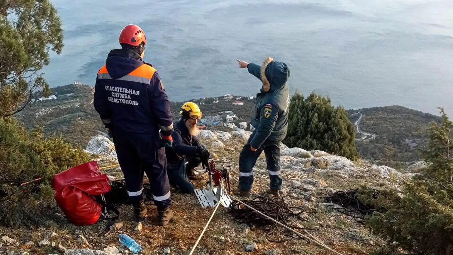 В Крыму спасатели эвакуировали девушку, сорвавшуюся со скалы