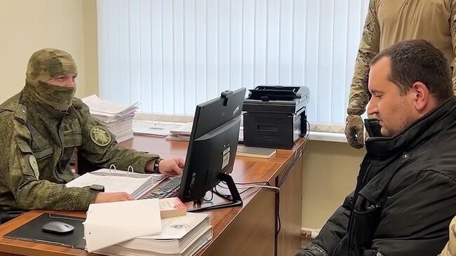 Обвиняемый в подрыве автомобиля бывшего судьи в Запорожской области во время допроса. Кадр видео