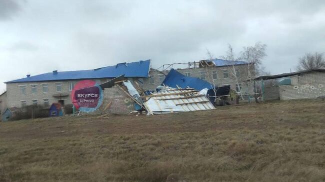 Ветер снес крышу детского сада в райцентре Табуны Алтайского края