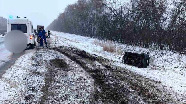 Автомобиль скорой помощи опрокинулся в Саратовской области