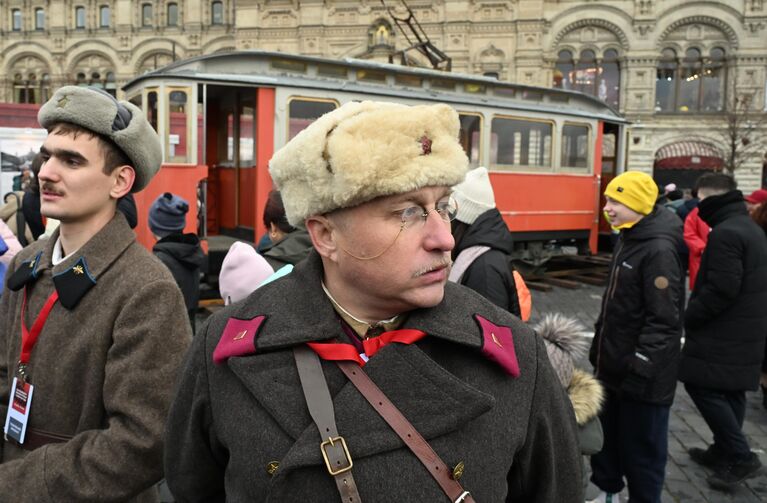 Участники театрализованных мероприятий в музее под открытым небом в честь 83-й годовщины парада 1941 года на Красной площади в Москве