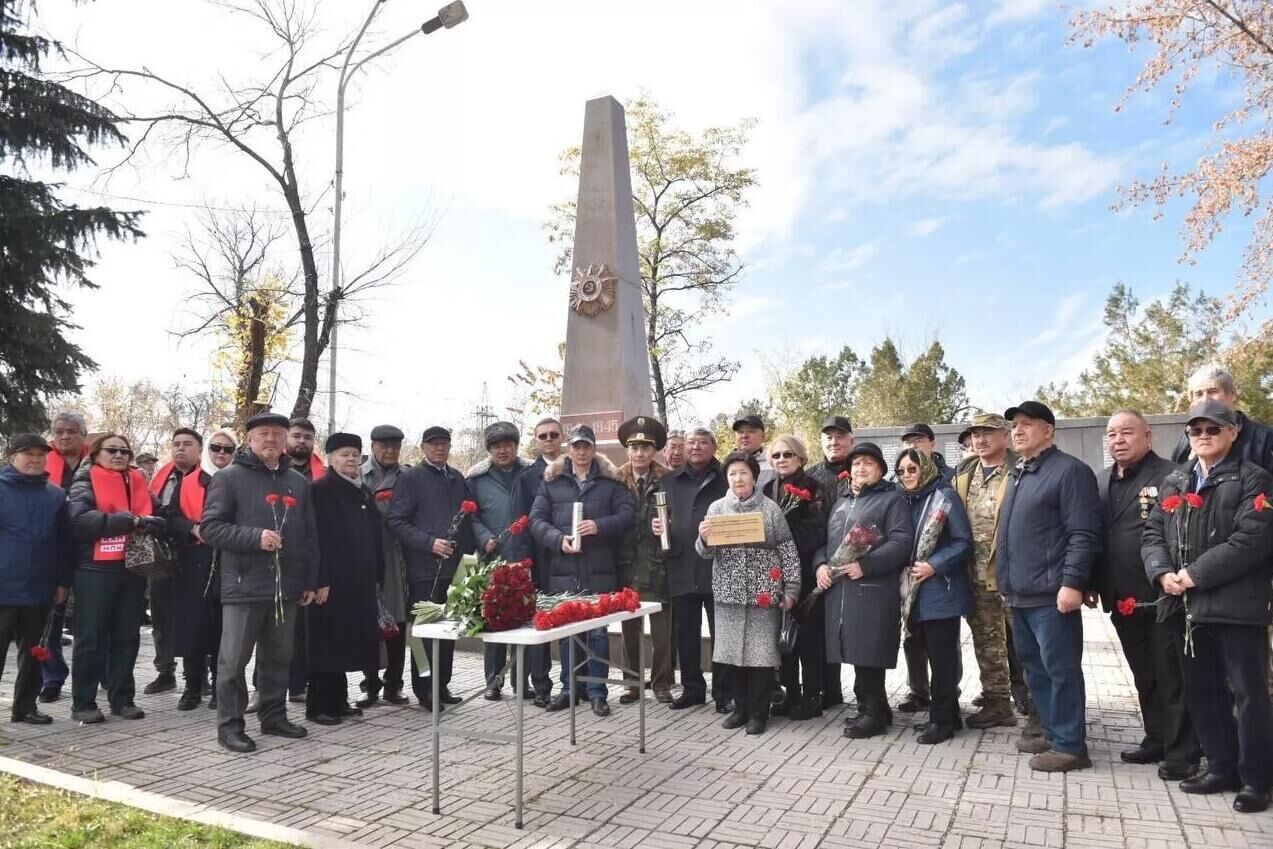 Капсулы с землей с мест сражений Великой Отечественной войны – Волоколамска и Бреста - доставили в Алма-Ату и захоронили у мемориала погибшим в ВОВ на центральном кладбище - РИА Новости, 1920, 08.11.2024