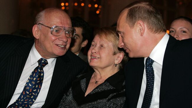 Поэт Николай Добронравов, композитор Александра Пахмутова и президент России Владимир Путин