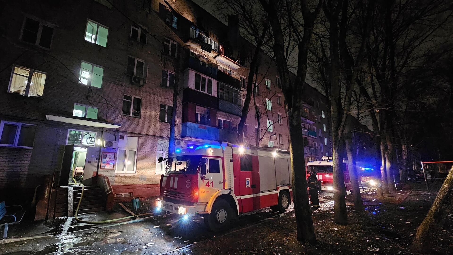 Пожарно-спасательные расчеты на месте пожара в квартире на Карельском бульваре - РИА Новости, 1920, 09.11.2024