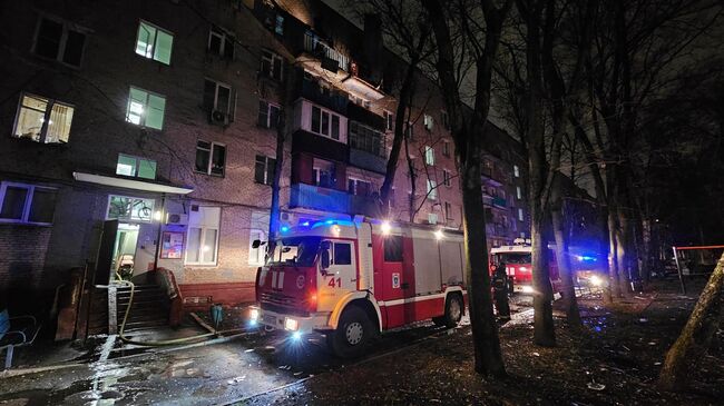 Пожарно-спасательные расчеты на месте пожара в квартире на Карельском бульваре