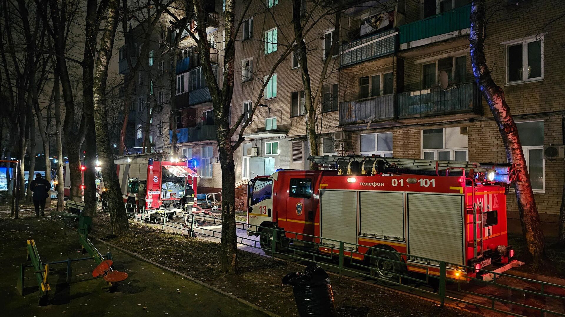 Пожарно-спасательные расчеты на месте взрыва газа в квартире жилого дома на Карельском бульваре. 9 ноября 2024 - РИА Новости, 1920, 09.11.2024