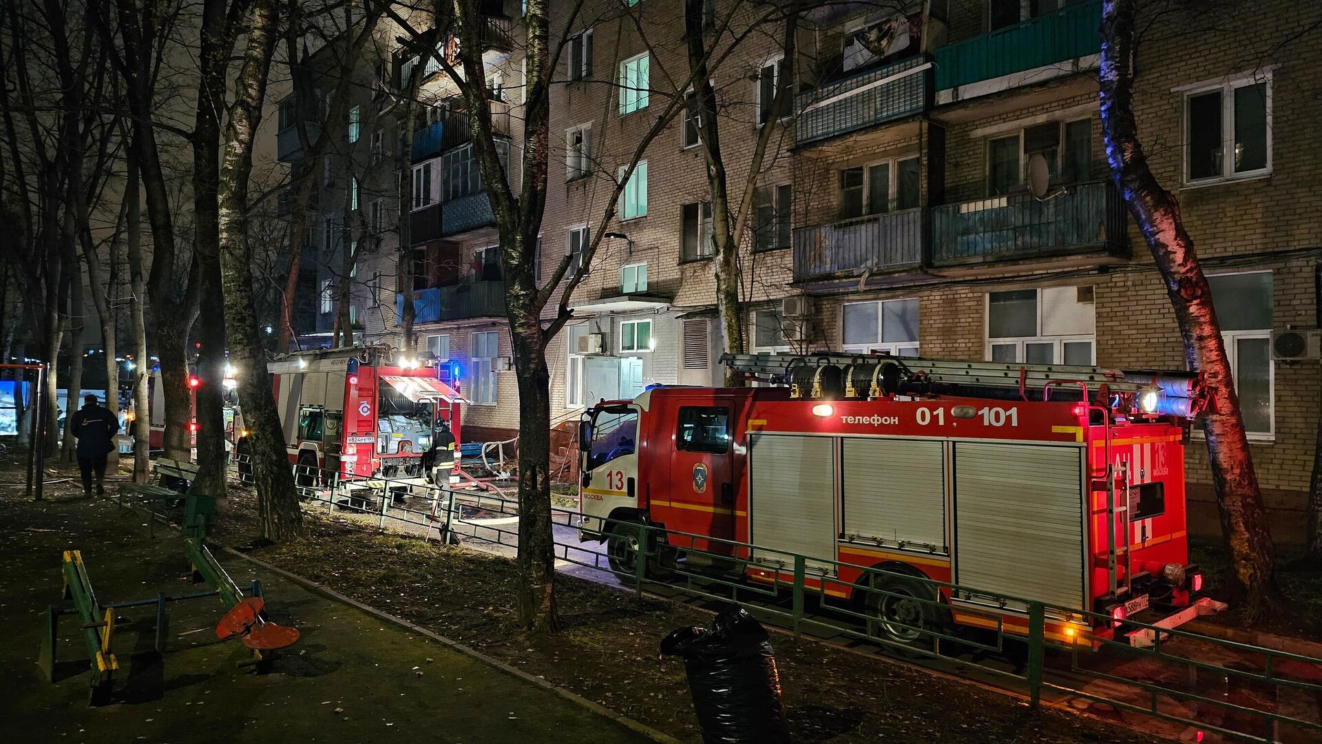 Пожарно-спасательные расчеты на месте взрыва газа в квартире жилого дома на Карельском бульваре. 9 ноября 2024 - РИА Новости, 1920, 09.11.2024