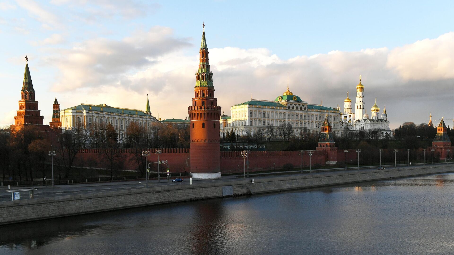 Вид на башни Московского Кремля и Большой Кремлевский дворец - РИА Новости, 1920, 29.12.2024