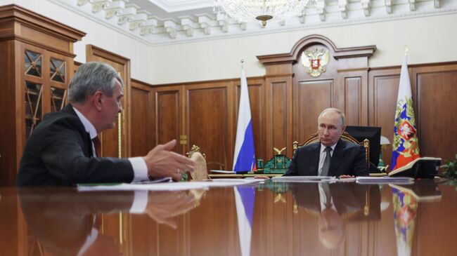 Президент РФ Владимир Путин и глава Республики Северная Осетия - Алания Сергей Меняйло во время встречи