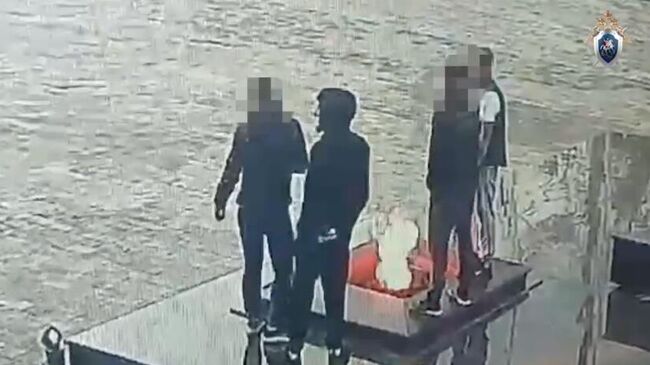 В Невинномысске четверо жителей соседней республики осквернили Вечный огонь. Кадр видео