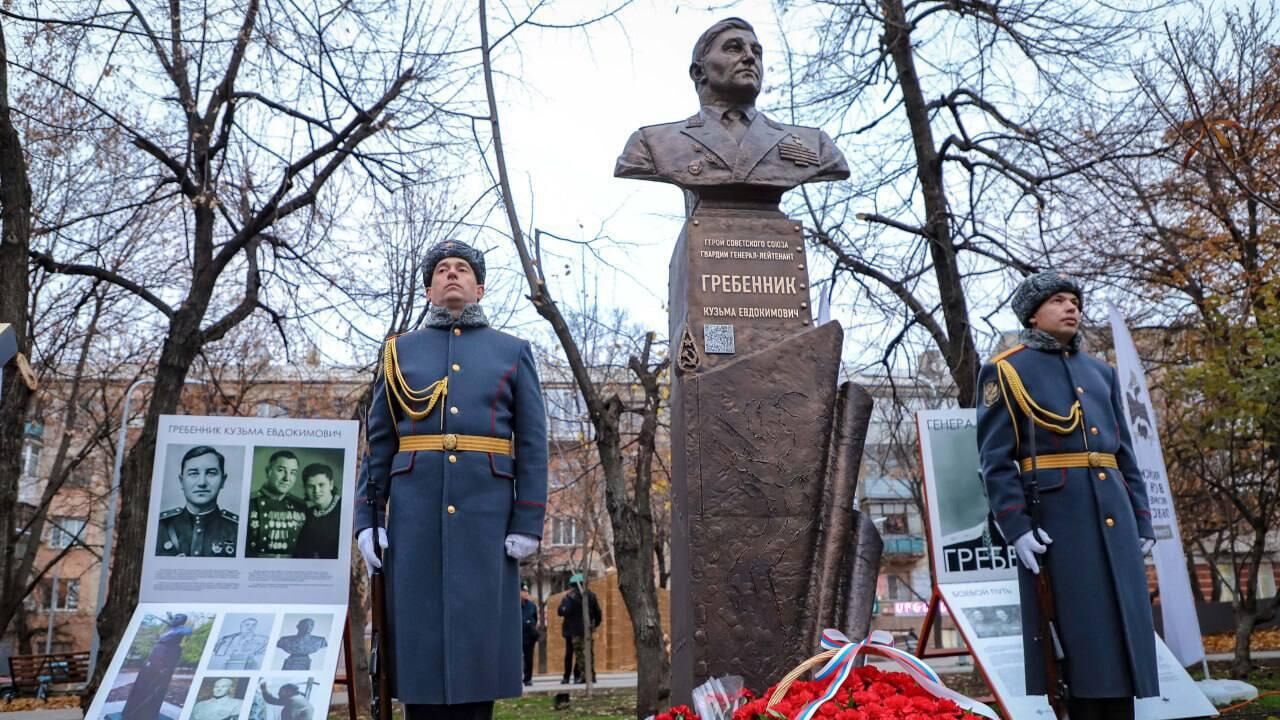 Открытие памятника-бюста уроженцу Луганщины, Герою Советского Союза, Гвардии Генерал-лейтенанту Кузьме Гребеннику в сквере пограничников в Луганске - РИА Новости, 1920, 12.11.2024