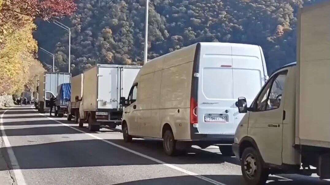 Автомобили на подъезде к Гумистинскому мосту в Сухумском районе Абхазии - РИА Новости, 1920, 12.11.2024