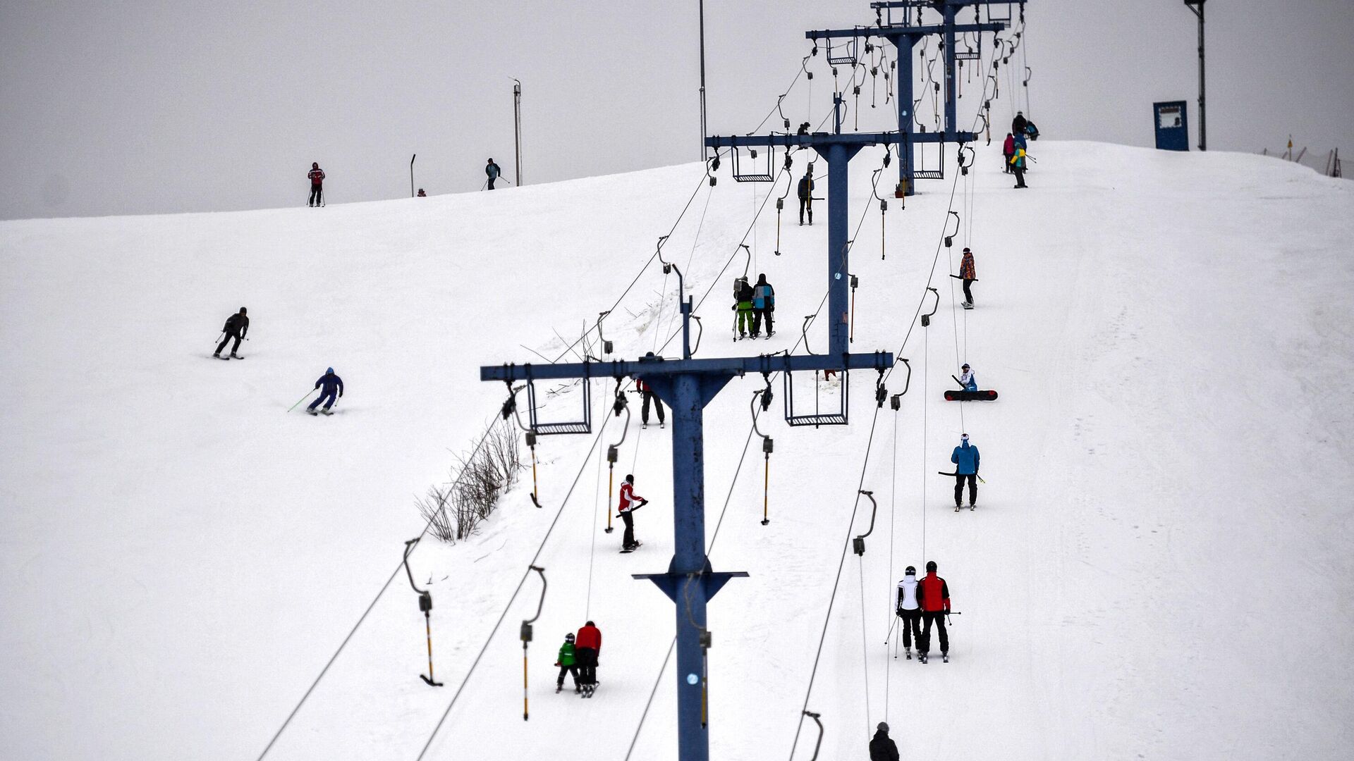 Отдыхающие катаются на горе в Спортивном парке Волен (Яхрома) в Подмосковье Отдыхающие катаются на горе в Спортивном парке Волен (Яхрома) в Подмосковье - РИА Новости, 1920, 30.11.2025