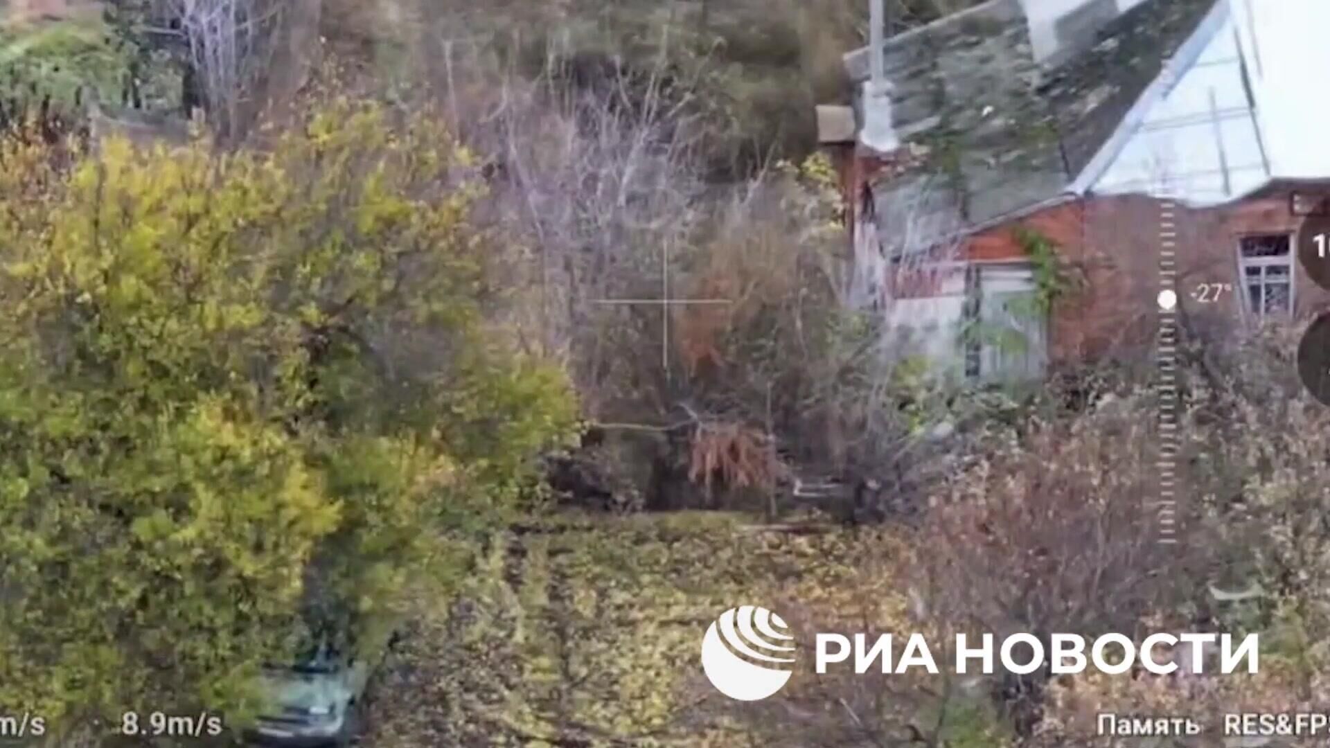 Уничтожение замаскированного автомобиля ВСУ расчетом FPV-дрона - РИА Новости, 1920, 12.11.2024