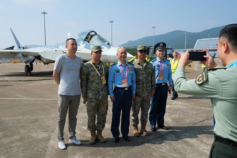 Китайские военнослужащие фотографируются на фоне многофункционального истребителя пятого поколения Су-57Э на Международном аэрокосмическом салоне Airshow China 2024 в городе Чжухай китайской южной провинции Гуандун