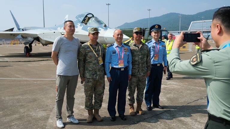 Китайские военнослужащие фотографируются на фоне многофункционального истребителя пятого поколения Су-57Э на Международном аэрокосмическом салоне Airshow China 2024 в городе Чжухай китайской южной провинции Гуандун