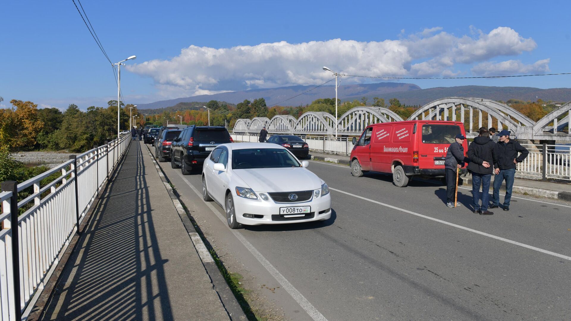 Автомобили на заблокированном мосту в Нижней Эшере. 12 ноября 2024 - РИА Новости, 1920, 12.11.2024