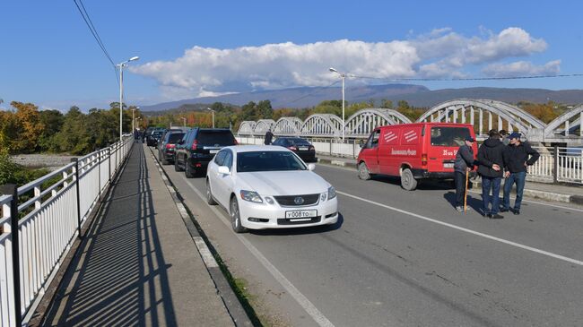 Автомобили на заблокированном мосту в Нижней Эшере. 12 ноября 2024