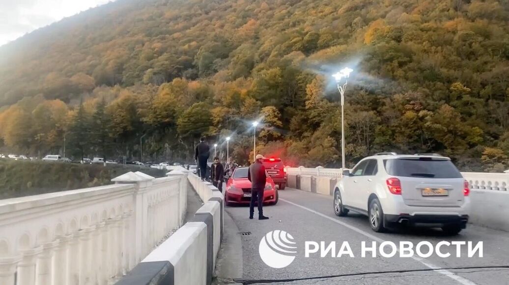 © РИА Новости<br>Протестующие на Гумистинском мосту в Сухуме разблокировали дорогу
