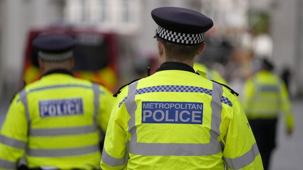 Протестующие в Британии закидали полицию бутылками, пишут СМИ