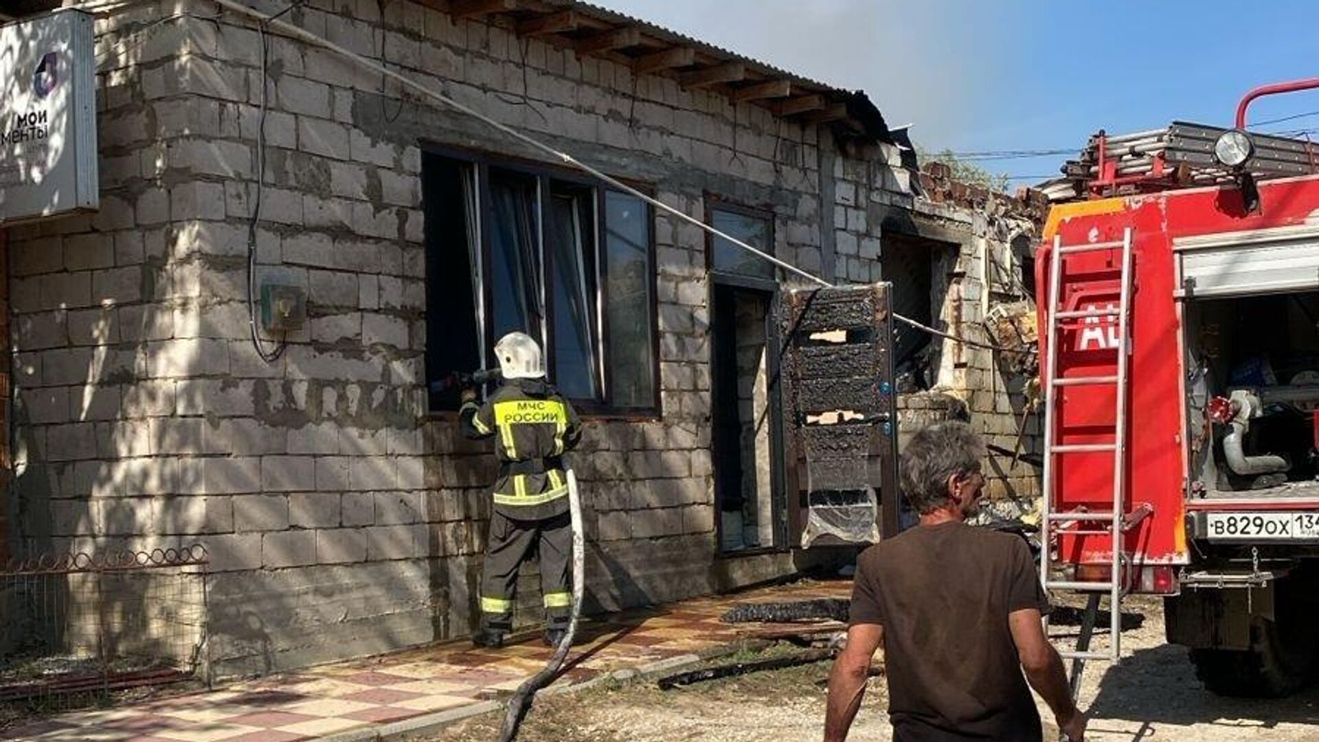 Тушение пожара в частном жилом доме в поселке Ачису Карабудахкентского района, Дагестан - РИА Новости, 1920, 13.11.2024