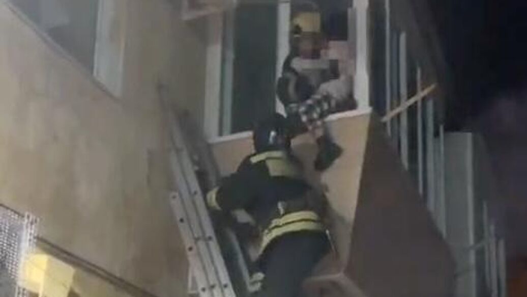 С балкона горящей квартиры в Приморье спасли четырех человек