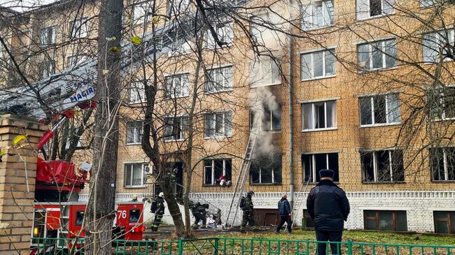 Место пожара в пятиэтажном здании общежития на юго-востоке Москвы