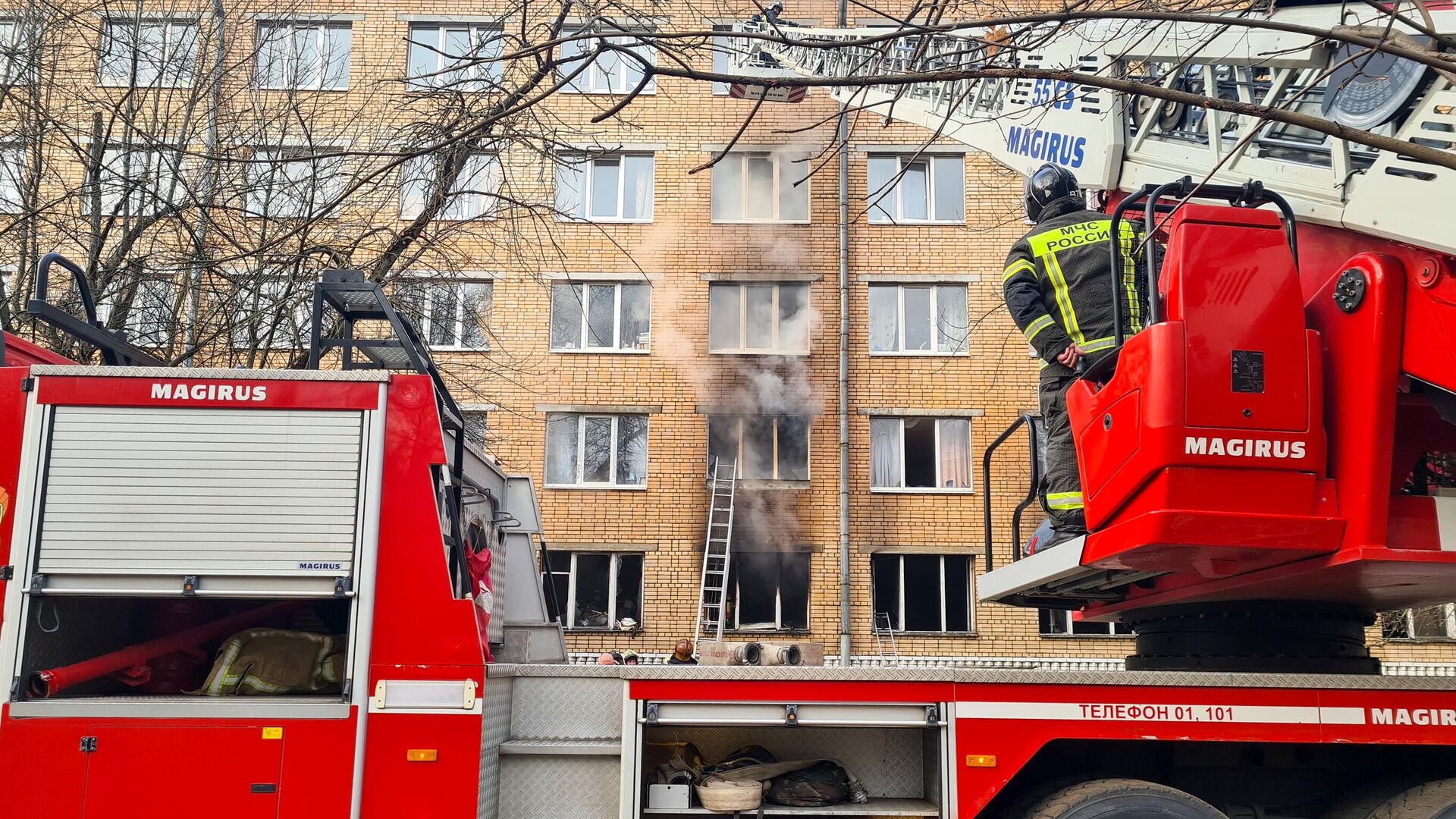 Ликвидация пожара в пятиэтажном здании общежития на юго-востоке Москвы - РИА Новости, 1920, 13.11.2024