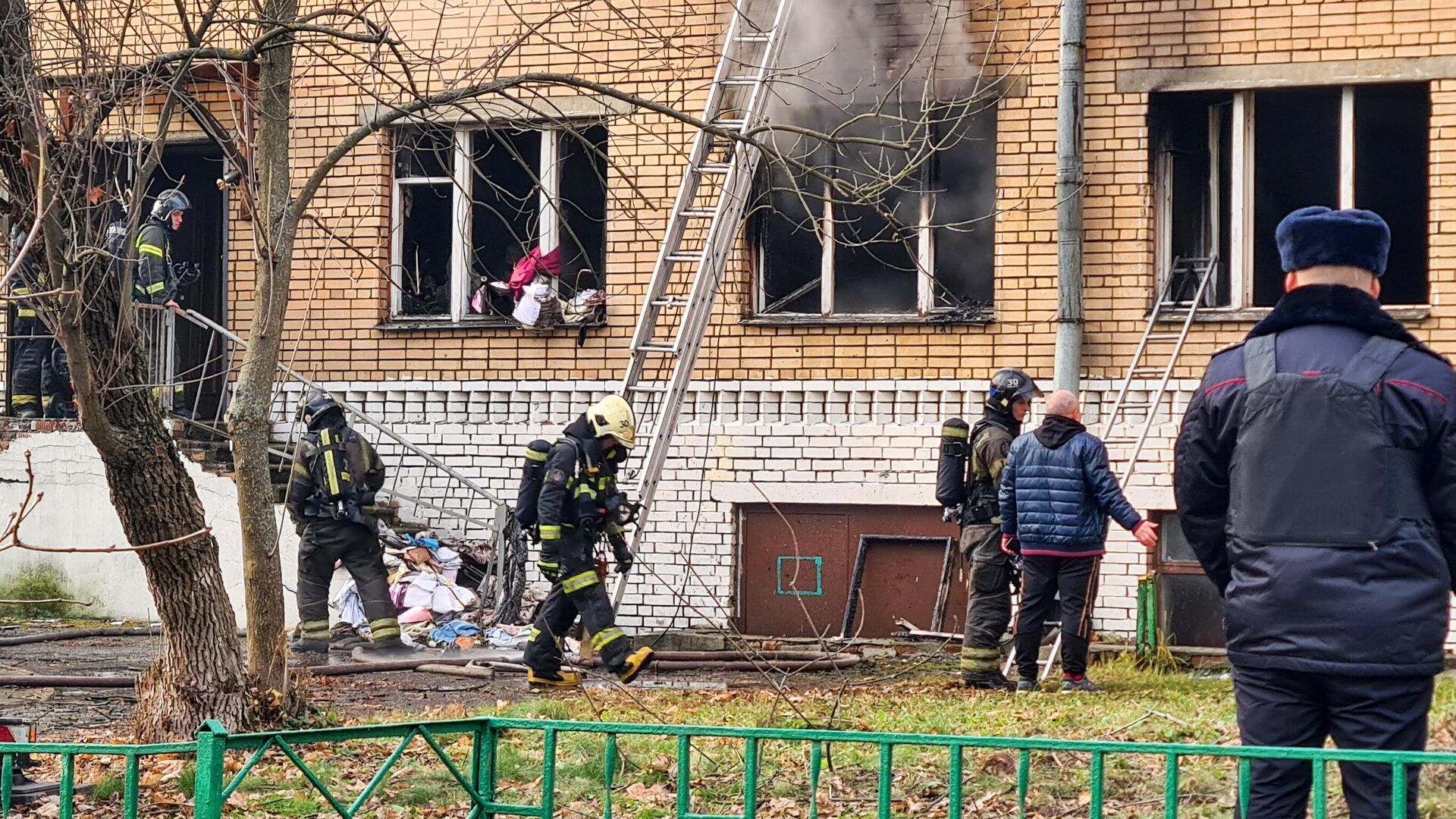 Место пожара в пятиэтажном здании общежития на юго-востоке Москвы - РИА Новости, 1920, 13.11.2024