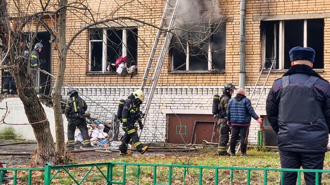 Место пожара в пятиэтажном здании общежития на юго-востоке Москвы