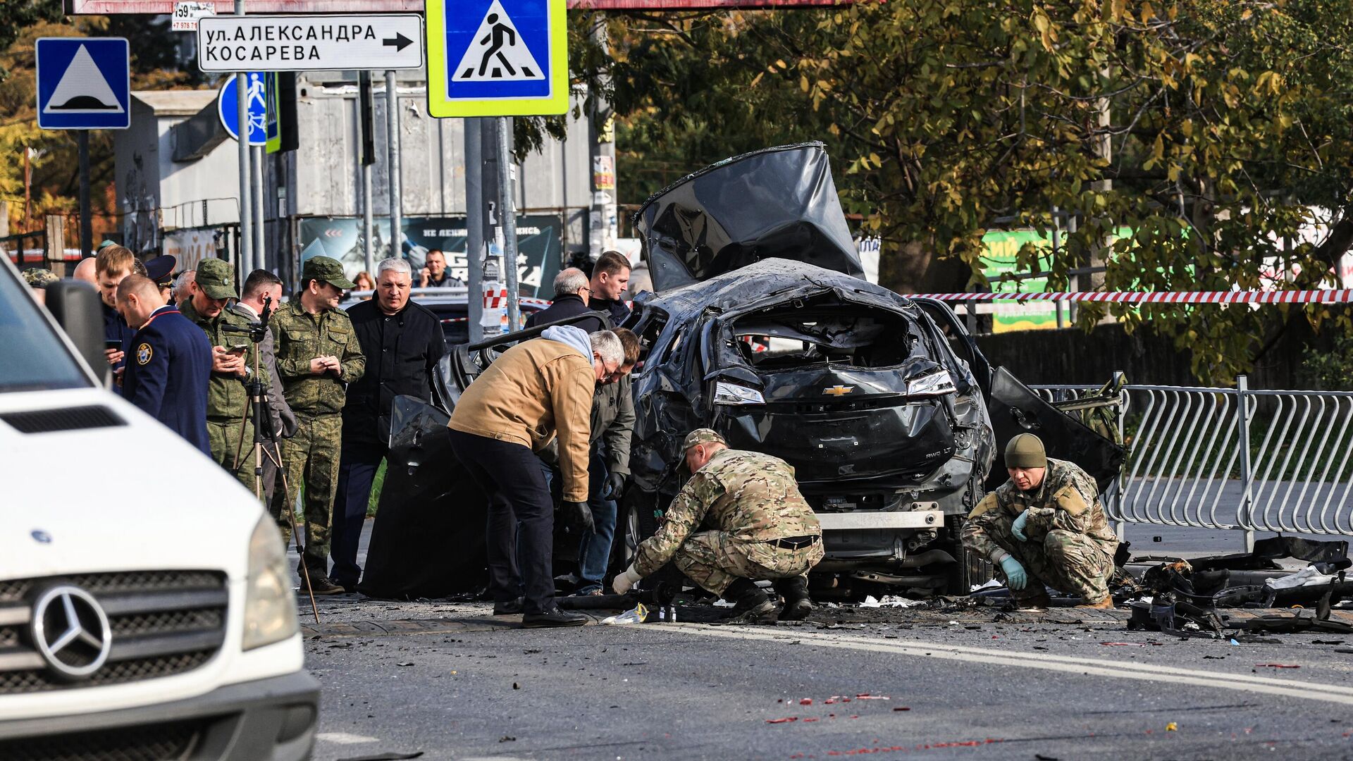 На месте взрыва автомобиля в Севастополе, 13 ноября 2024 года - РИА Новости, 1920, 13.11.2024