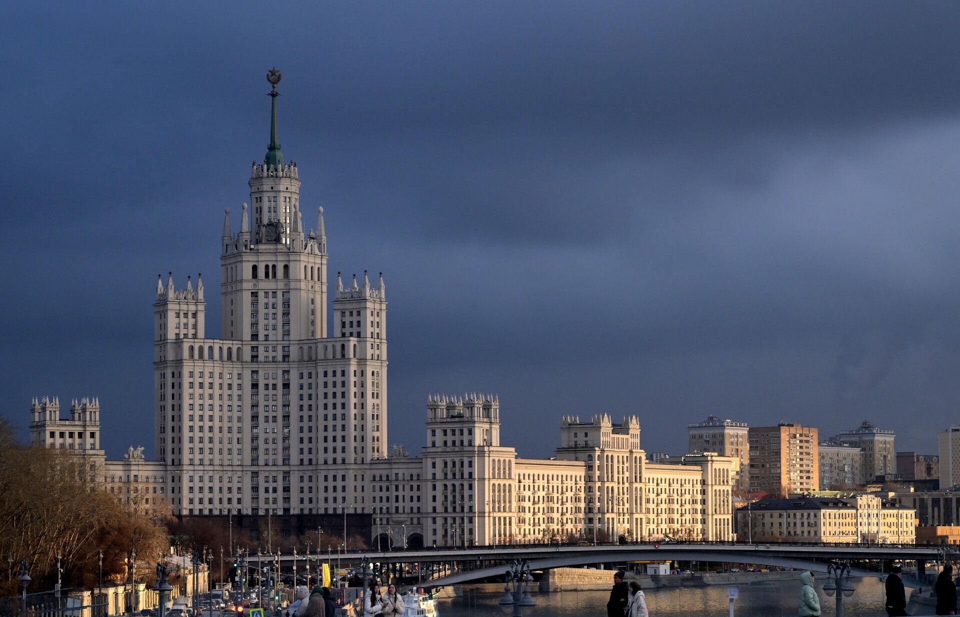 Вид на жилой дом на Котельнической набережной в Москве - РИА Новости, 1920, 13.11.2024