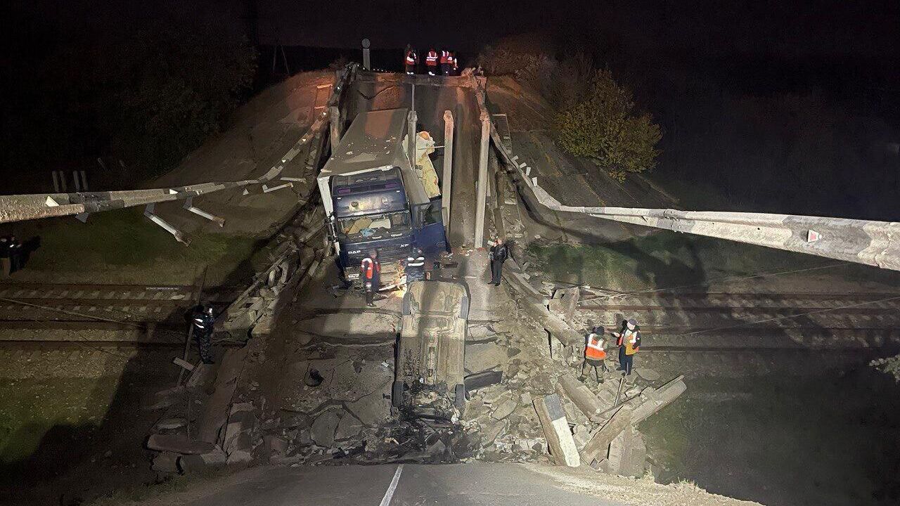 Последствия обрушения моста в Джанкойском районе на севере Крыма. 13 ноября 2024 - РИА Новости, 1920, 13.11.2024